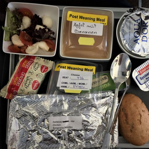 Baby-Mahlzeit im Flugzeug