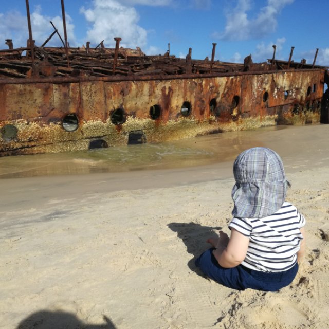 Baby am Strand Fraser Island