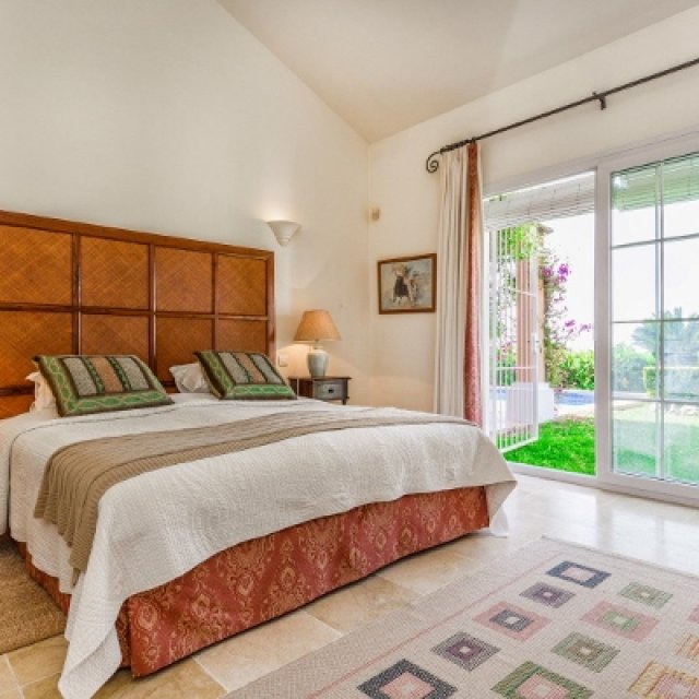 großes Schlafzimmer mit Zugang zum Garten