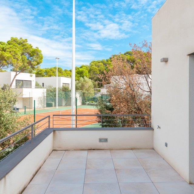 Terrasse mit Sicht auf Sportplatz