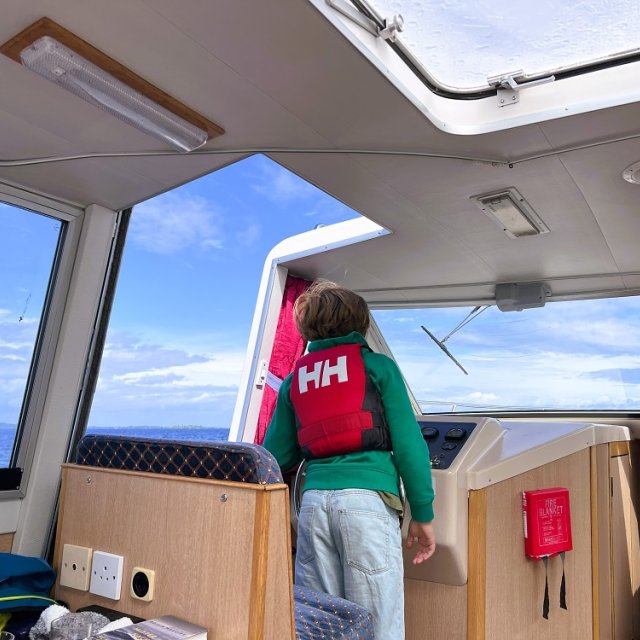 Kleiner Kapitän auf Hausboot