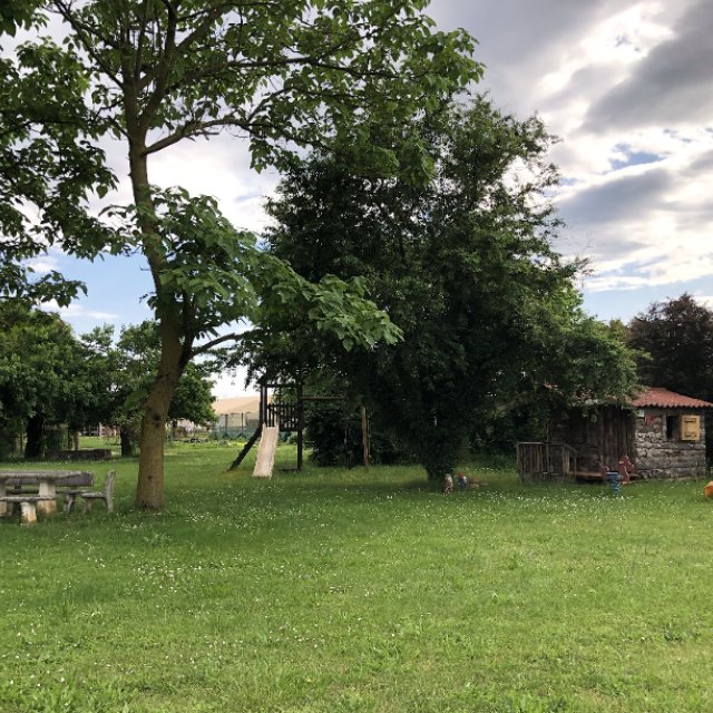Garten mit Spielplatz