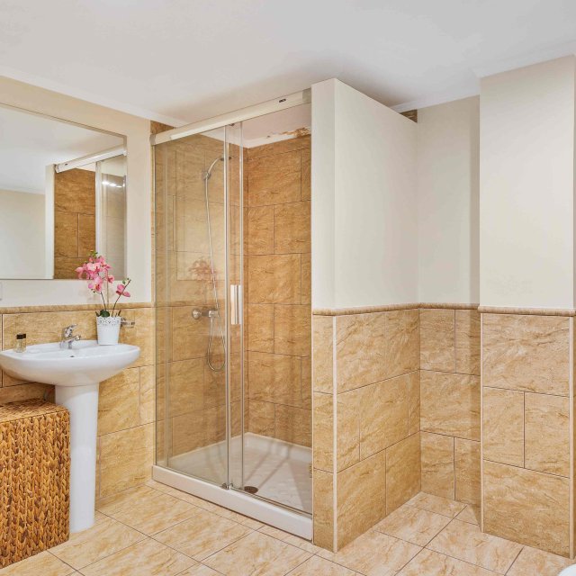 Badezimmer mit Dusche